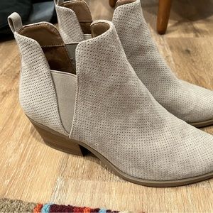 Universal thread tan pointy toe booties